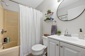 Serviettes fournies, savon, shampooing, papier de toilette