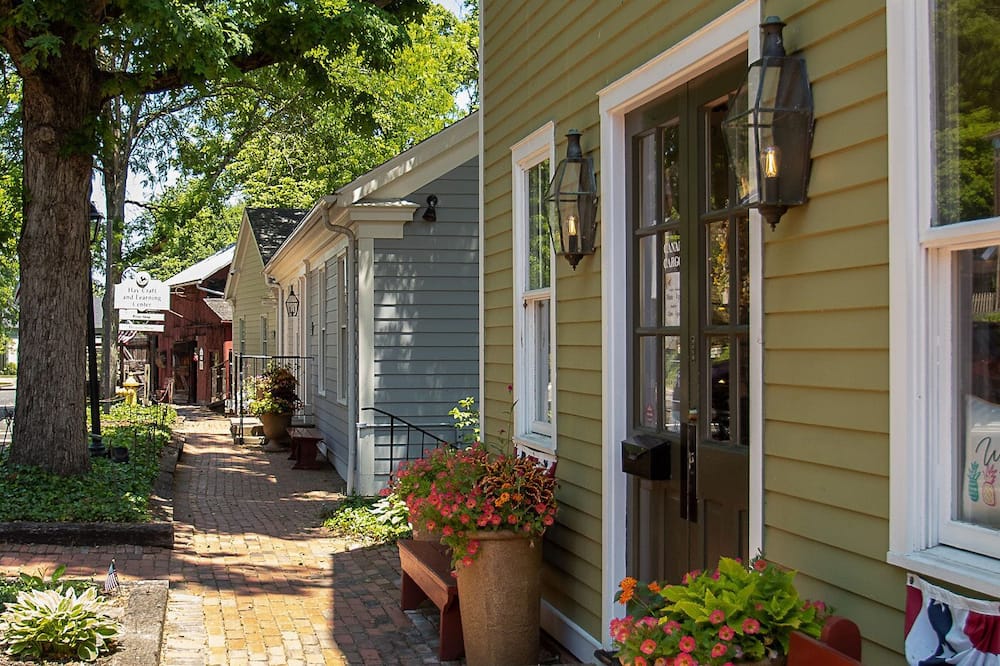 Country Squire Inn & Suites