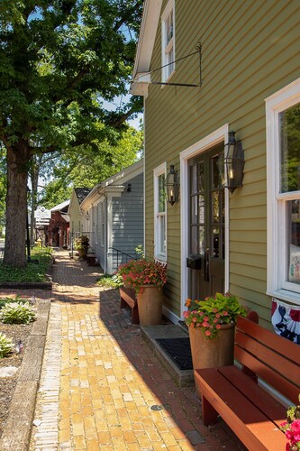 Country Squire Inn & Suites