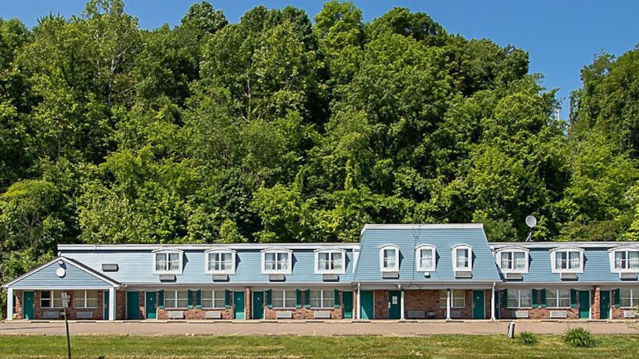 Country Squire Inn & Suites