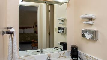 Chambre Simple Standard | Salle de bain | Baignoire, serviettes fournies