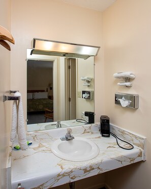 Standard Single Room | Bathroom | Bathtub, towels