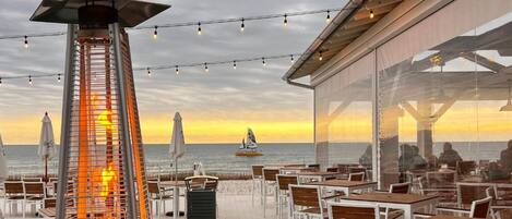 Casa, varias camas, balcón, vista al jardín | Restaurantes