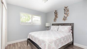 2 bedrooms, iron/ironing board, WiFi, bed sheets