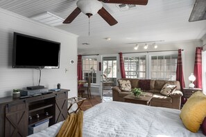 2 bedrooms, free WiFi, bed sheets - 2 Wee Cottages (Both Houses) | Pool | 2 Hot Tubs (Fredericksburg)