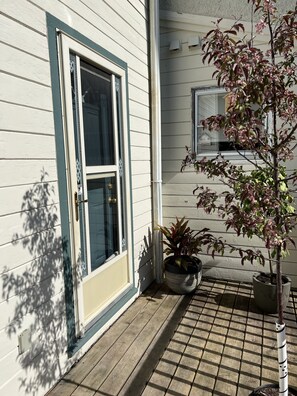 Exterior detail - Charming historic building mins walk to beach, downtown, train and amenities (Cobourg)