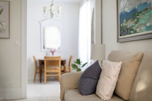 Smart TV, books - The Poplars Suite 1827: A Historic Stay (Cobourg)