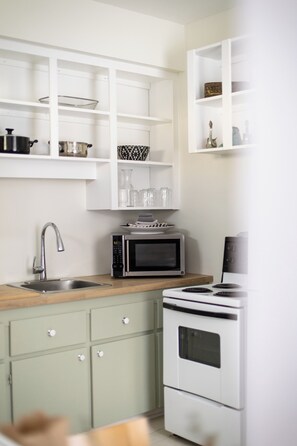 Fridge, microwave, oven, stovetop - The Poplars Suite 1827: A Historic Stay (Cobourg)