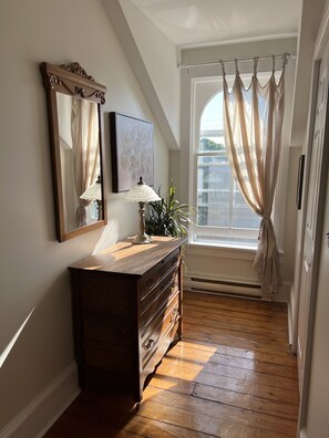 Interior - Charming historic building mins walk to beach, downtown, train and amenities (Cobourg)