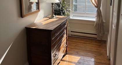 Charming historic building mins walk to beach, downtown, train and amenities