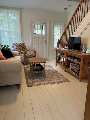 Smart TV, books - Charming historic building mins walk to beach, downtown, train and amenities (Cobourg)