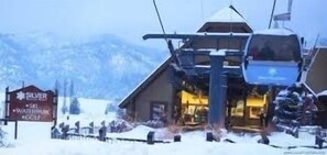 A ski lift with a sign indicating a waterpark and golf course nearby. - Mountain Home in Coeur d’ Alene (Coeur d'Alene)