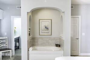 Jetted bath, hair dryer, towels, soap - Comfortable 3 bedrooms near Water Country, Busch Gardens, Historic Williamsburg! (Williamsburg)