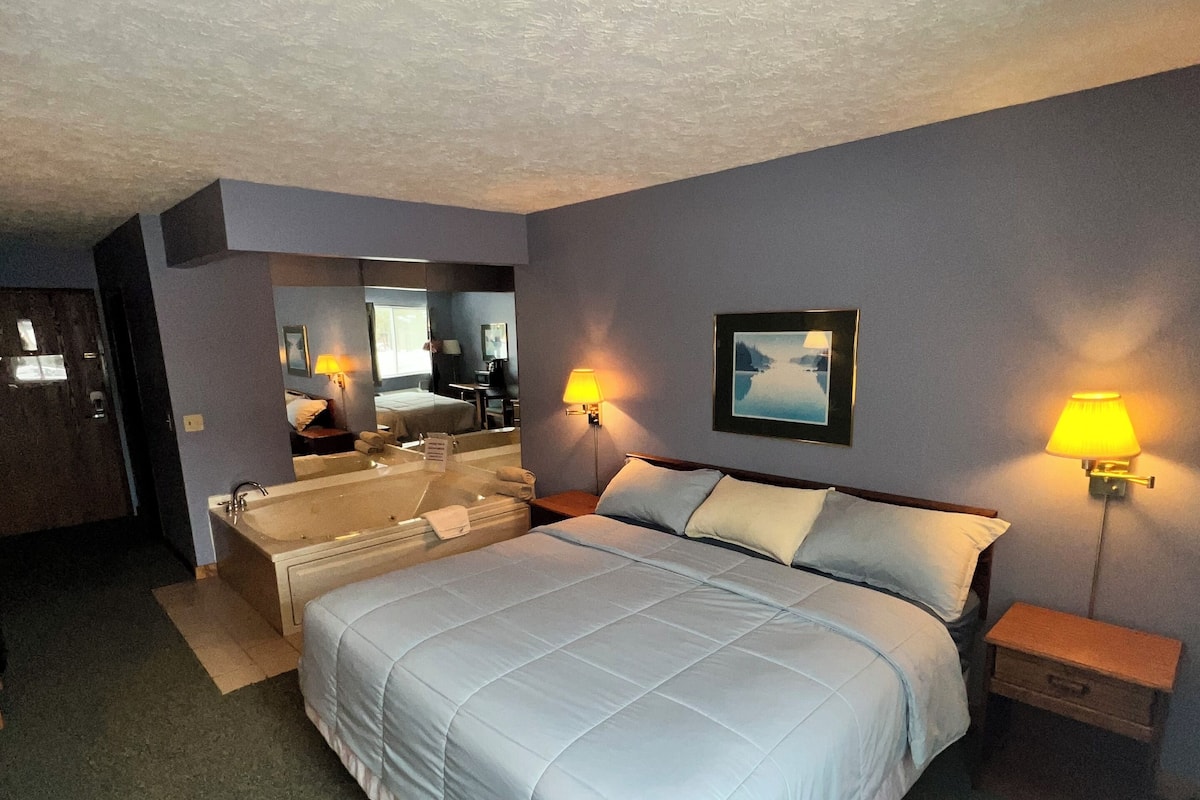 Desk, laptop workspace, iron/ironing board, free WiFi