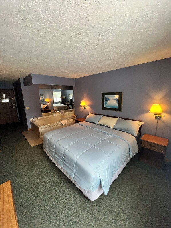 スタンダード ルーム キングベッド 1 台 (Standard King Bed) | デスク、ノートパソコン用作業スペース、アイロン / アイロン台、WiFi (無料)