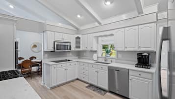 Frigorífic, microones, forn i placa de cuina