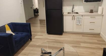 Cozy Basement Apartment with Private Entrance and Office space-4 Mins to Airport