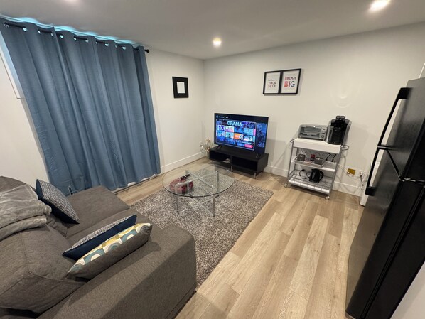 Smart TV, computer monitors - Cozy Basement Apartment with Private Entrance and Office space-4 Mins to Airport (Dieppe)
