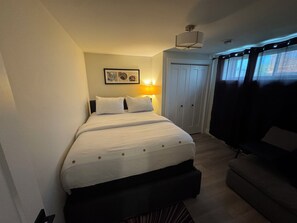 1 bedroom, desk, free WiFi, bed sheets - Cozy Basement Apartment with Private Entrance and Office space-4 Mins to Airport (Dieppe)