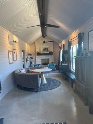 Interior - Beautiful Hill Country Charm. 88 acres with mini farm animals. (Wimberley)