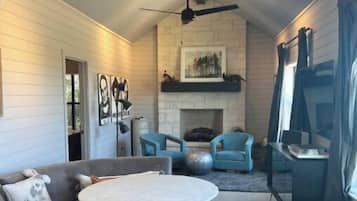 Smart TV, fireplace, stereo