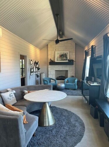 Beautiful Hill Country Charm. 88 acres with mini farm animals.