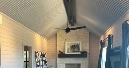 Beautiful Hill Country Charm. 88 acres with mini farm animals.