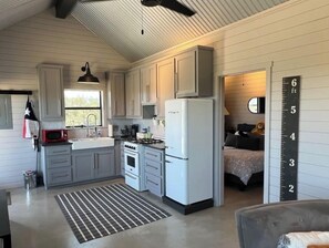 冷蔵庫、電子レンジ、オーブン、コンロ