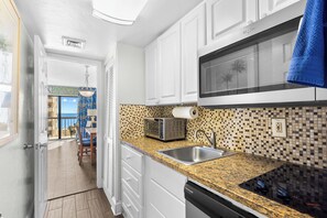 Réfrigérateur, micro-ondes, lave-vaisselle, cafetière/bouilloire