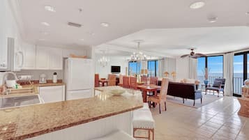 Appart'hôtel, plusieurs lits, balcon, vue océan | Cuisine privée