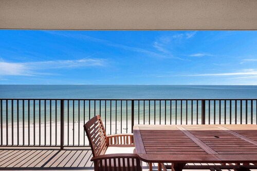 Beachfront Condo w/ View & Pool, Sleeps 8