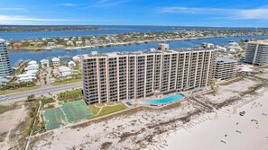 On the beach - Beachfront Condo w/ View & Pool, Sleeps 8 (Orange Beach)