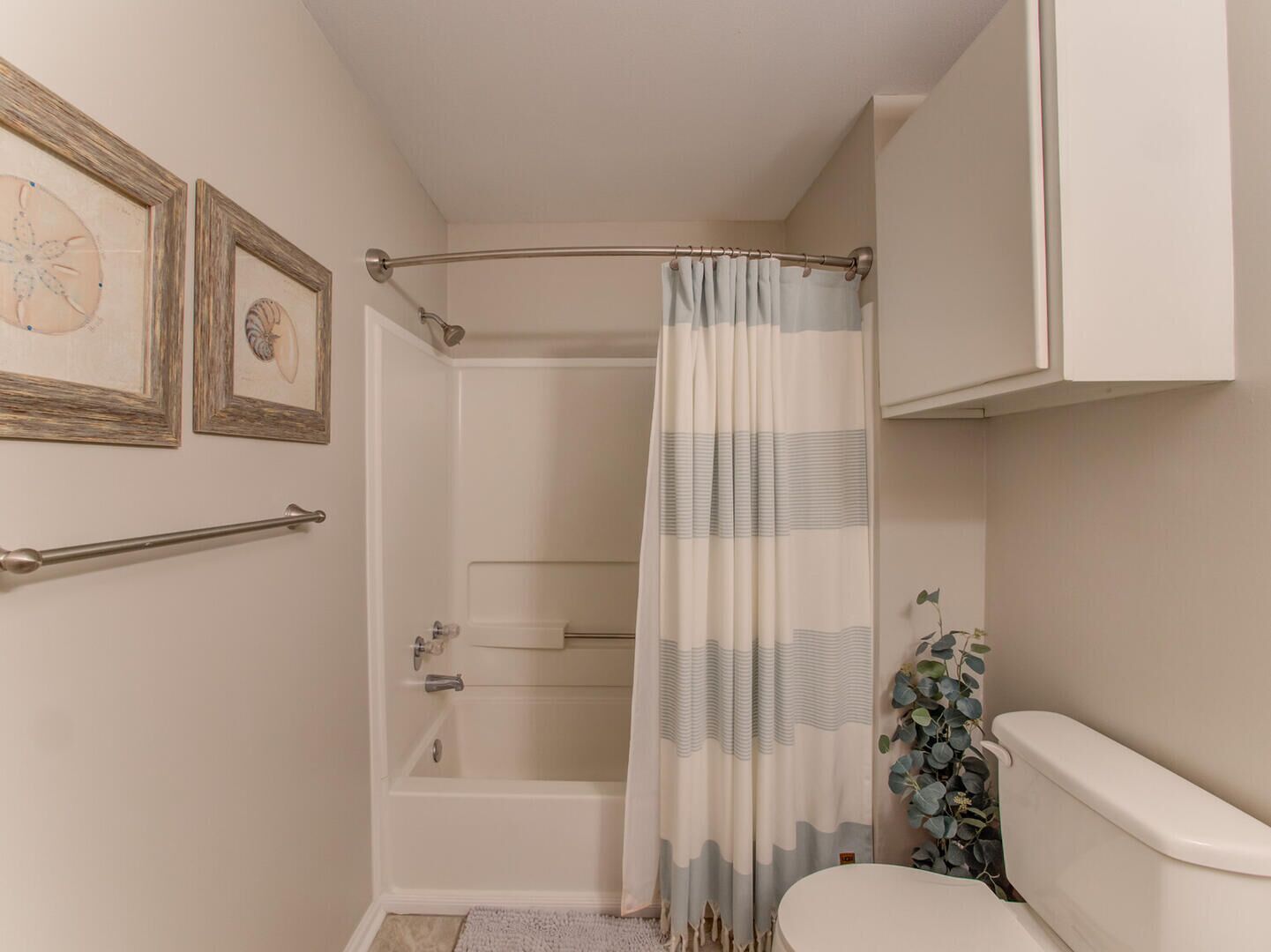Ein Badezimmer mit Badewanne, Toilette und Duschvorhang.