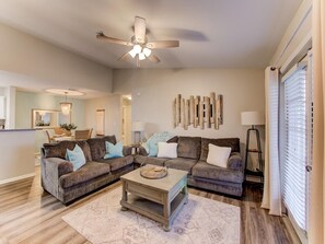 Condo, nhiều giường, ban công | Khu phòng khách | TV màn hình phẳng 43-inch có truyền hình cáp, TV