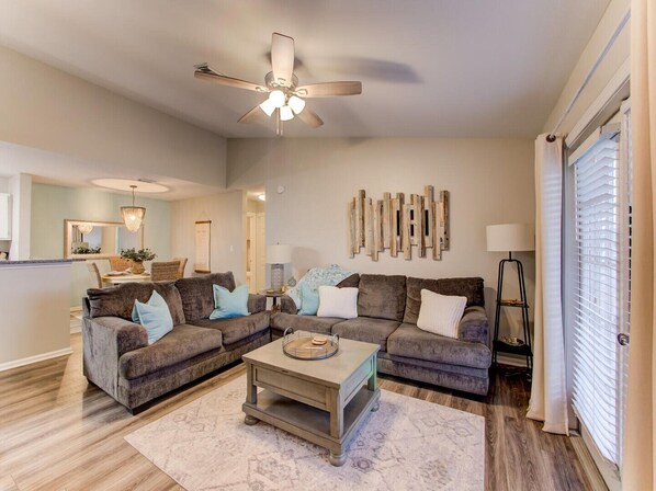 コンドミニアム ベッド (複数台) バルコニー | リビング エリア | 43 インチの薄型テレビ (ケーブル放送視聴可)、テレビ