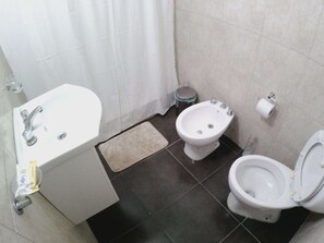 Standard Apartment | Bathroom | Shower, free toiletries, towels, toilet paper - Casa Mis Suegros (Mar del Plata)