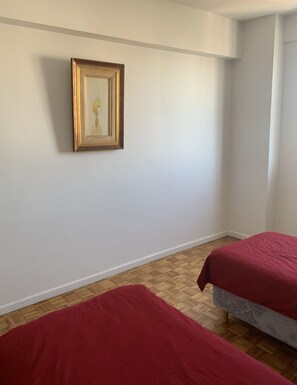 1 chambre, coffres-forts dans les chambres, fer et planche à repasser