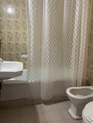 Haartrockner, Handtücher, Seife, Shampoo