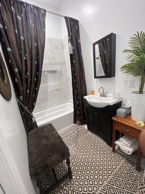 Hair dryer, towels, soap, shampoo - 2-bedroom vacation home just 6 minutes from SoFi Stadium (Los Angeles)