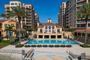 Alberca al aire libre y alberca climatizada