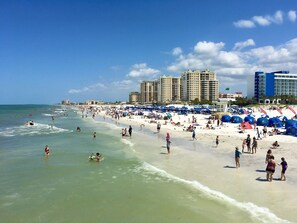 In Strandnähe, Liegestühle, Strandtücher