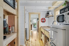 Réfrigérateur, micro-ondes, cafetière/bouilloire, grille-pain