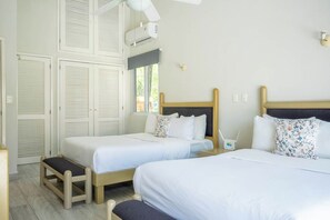 A hotel room with two beds, a window, and a ceiling fan. - Matuk 3 (Playa del Carmen)