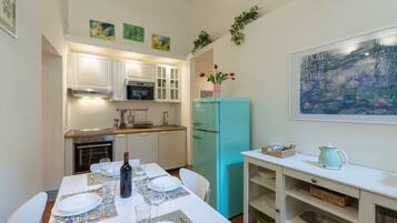 Basic Apartment, Multiple Beds | Dining