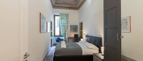 2 bedrooms, laptop workspace, iron/ironing board, bed sheets