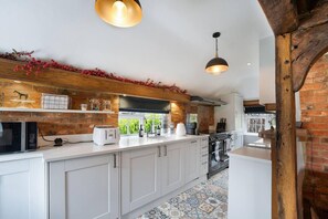 Private kitchen - Charming, dog Friendly Countryside Retreat (Sittingbourne)