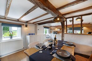 Dining - Charming, dog Friendly Countryside Retreat (Sittingbourne)