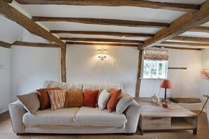 Living area - Charming, dog Friendly Countryside Retreat (Sittingbourne)