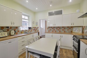 Departamento, varias camas | Cocina privada | Refrigerador, microondas, horno y parrilla de estufa