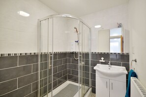 Apartment, Multiple Beds | Bathroom | Shower, free toiletries, hair dryer, toilet paper - Brightwater Ground Floor Apartment up to 6 Guests (Scarborough)